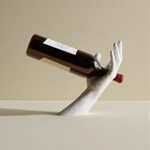 Moderne wijnhouder hand